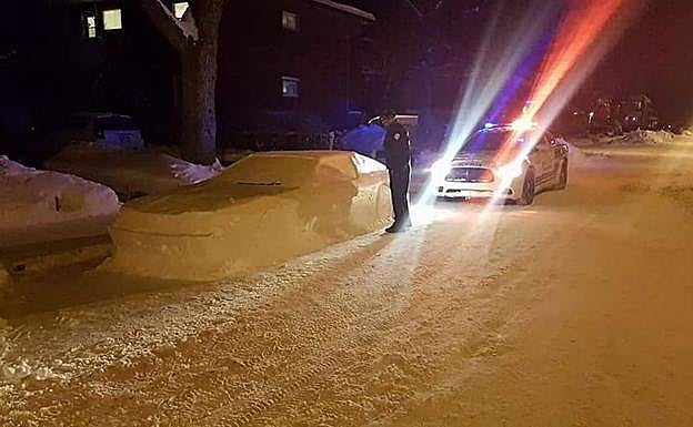 El genial 'troleo' de un chico a la policía con esta escultura de nieve