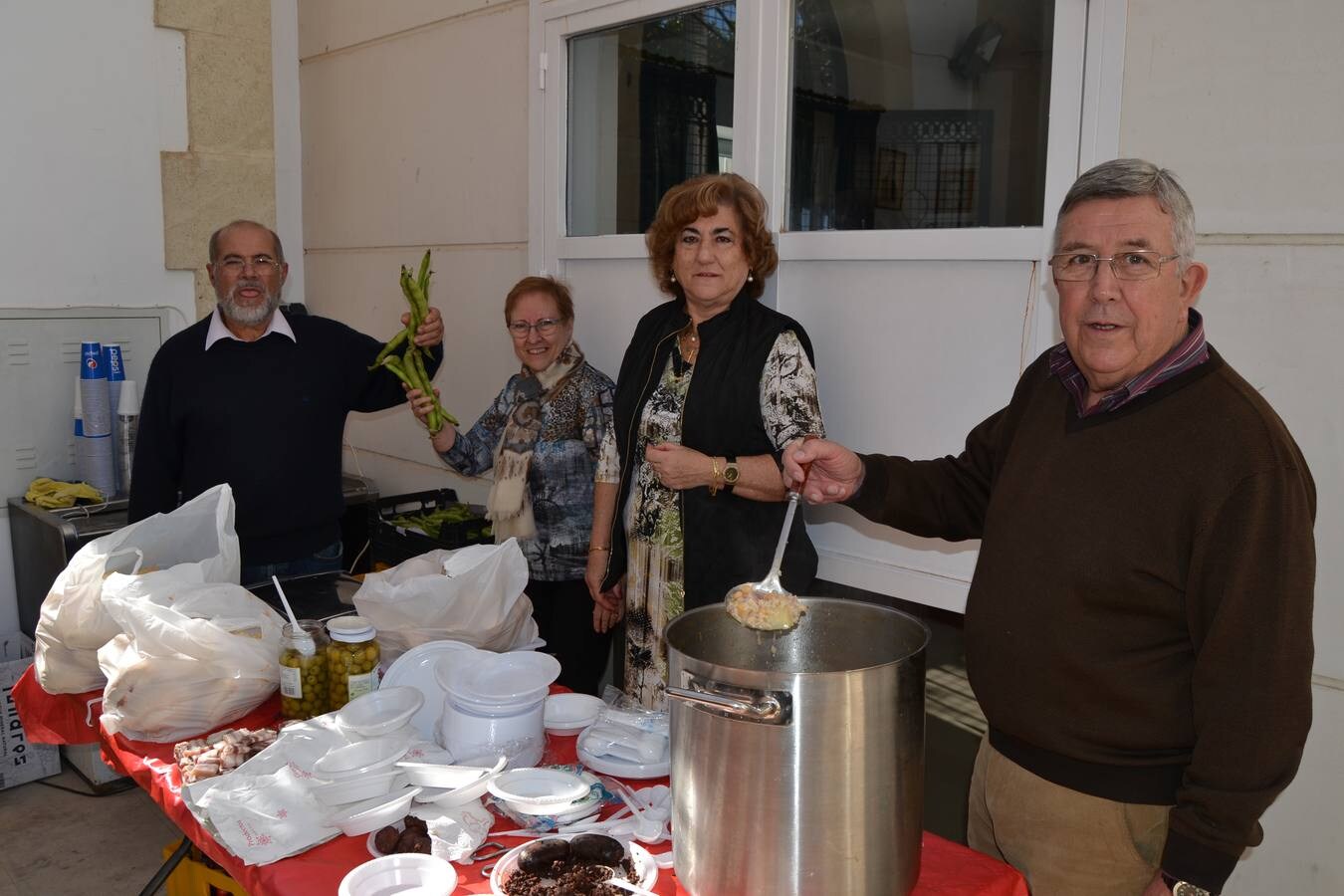 Cientos de personas participan en la tradicional de 'rabicos' junto a la ermita para recaudar fondos para la parroquia de San Juan