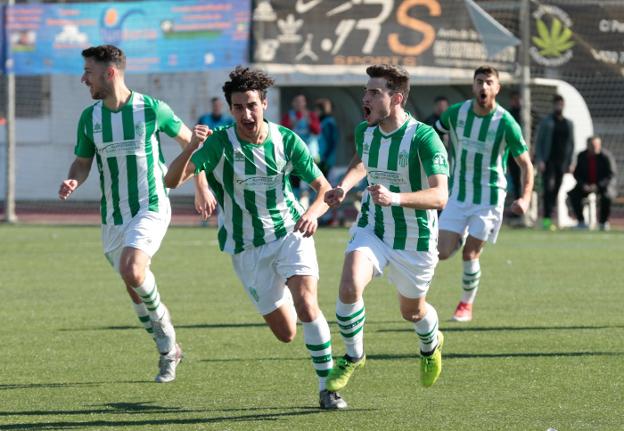 Los jugadores atarfeños explotan de júbilo. 