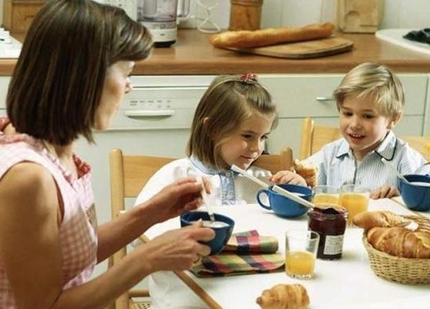Aviso de los nutricionistas: el habitual error a la hora de dar el desayuno a nuestros hijos