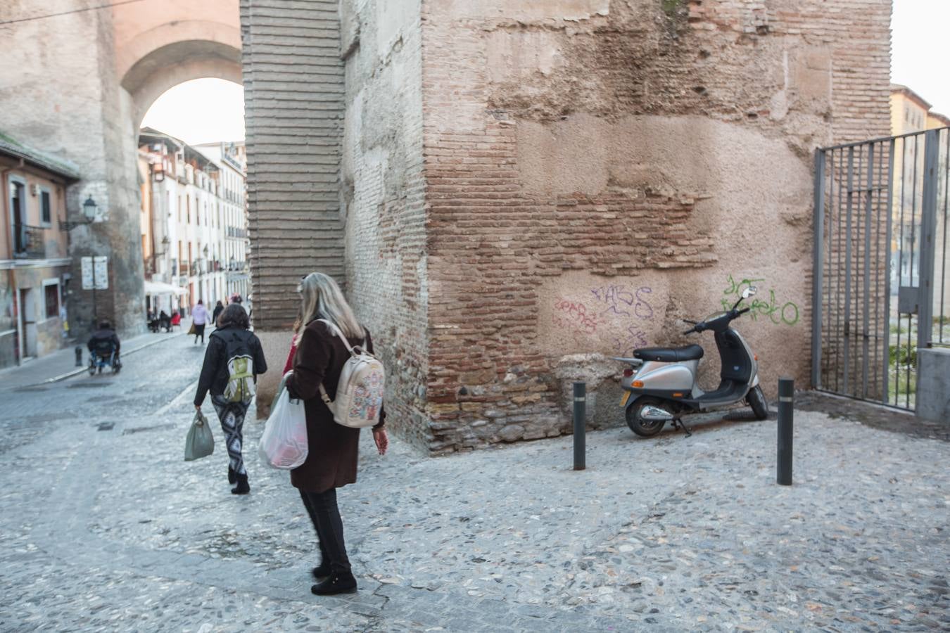 Se encuentran en pruebas y cubren las dos entradas del Arco de las Pesas, las fachadas del Aljibe del Rey y todo el perímetro del palacio de Dar Al Horra