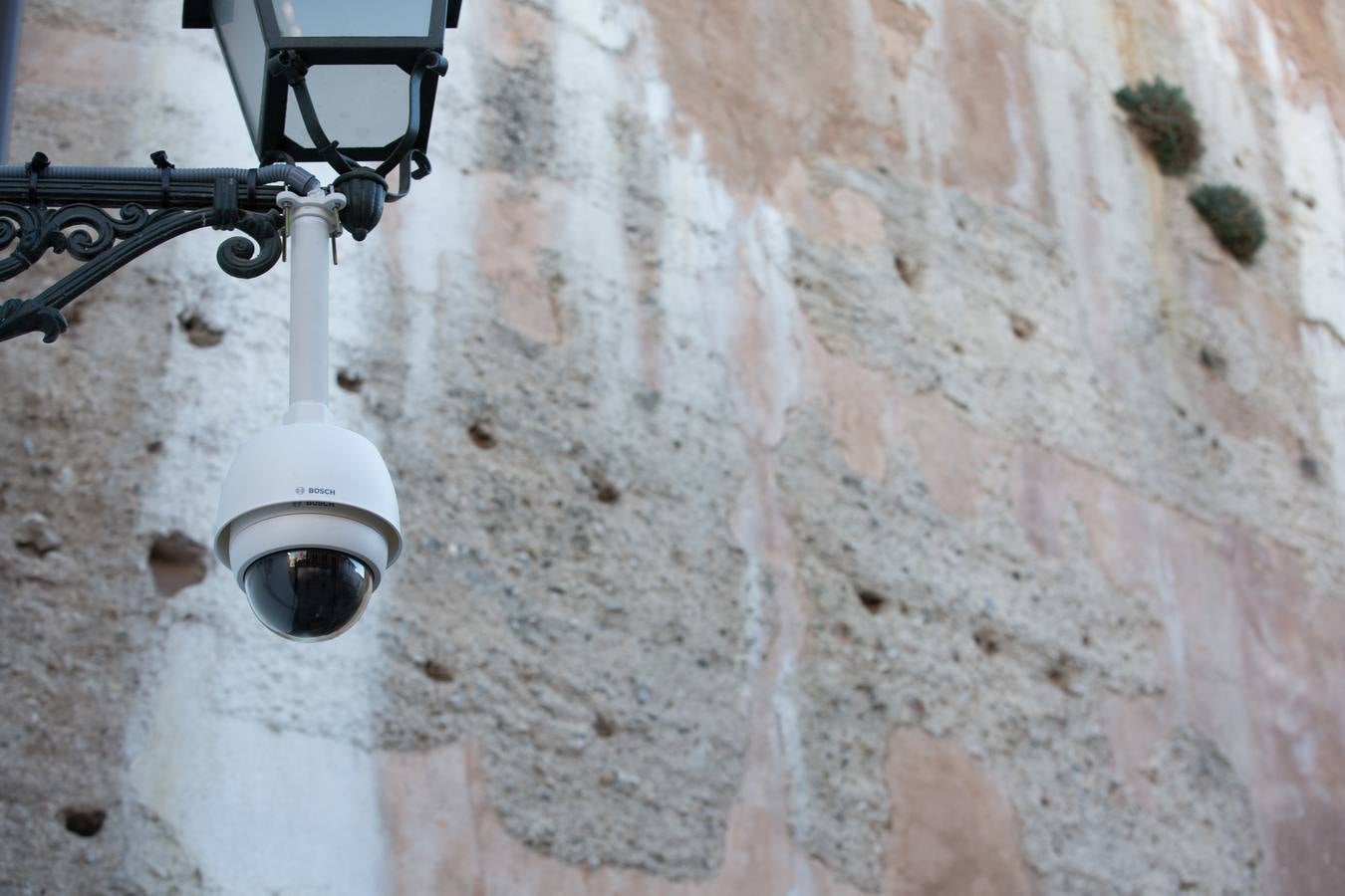 Se encuentran en pruebas y cubren las dos entradas del Arco de las Pesas, las fachadas del Aljibe del Rey y todo el perímetro del palacio de Dar Al Horra