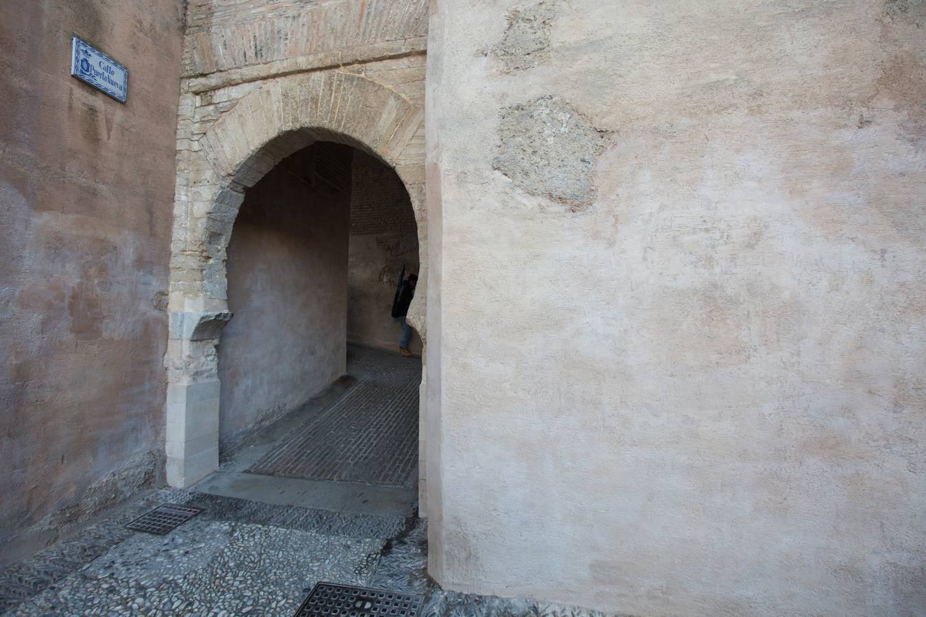 Se encuentran en pruebas y cubren las dos entradas del Arco de las Pesas, las fachadas del Aljibe del Rey y todo el perímetro del palacio de Dar Al Horra