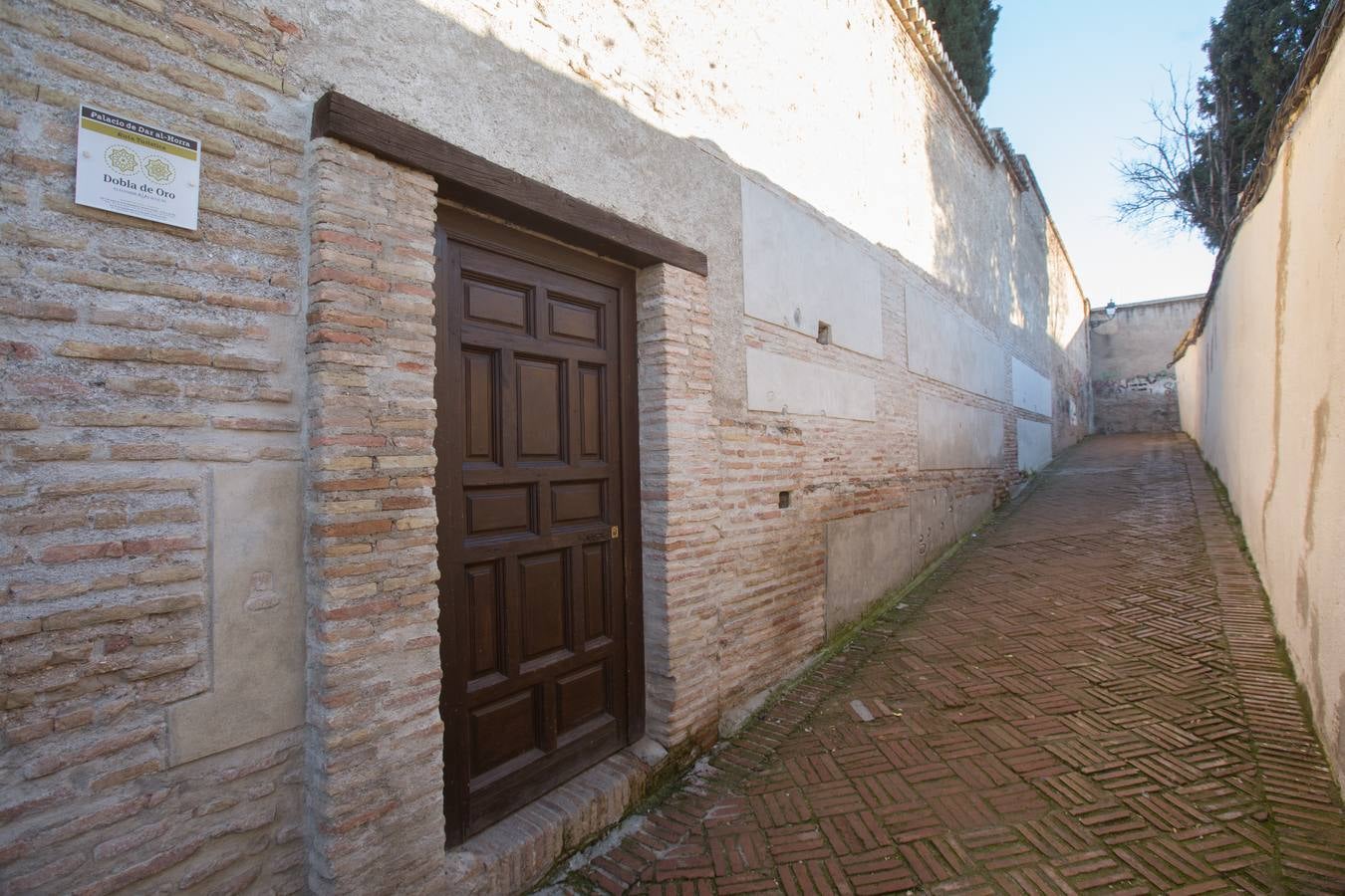 Se encuentran en pruebas y cubren las dos entradas del Arco de las Pesas, las fachadas del Aljibe del Rey y todo el perímetro del palacio de Dar Al Horra