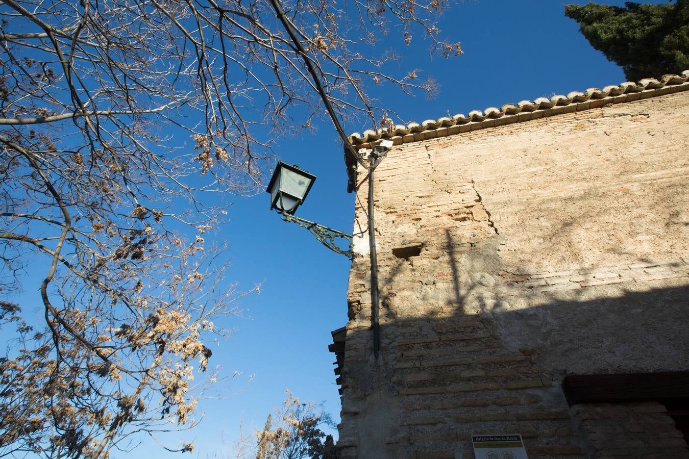 Se encuentran en pruebas y cubren las dos entradas del Arco de las Pesas, las fachadas del Aljibe del Rey y todo el perímetro del palacio de Dar Al Horra