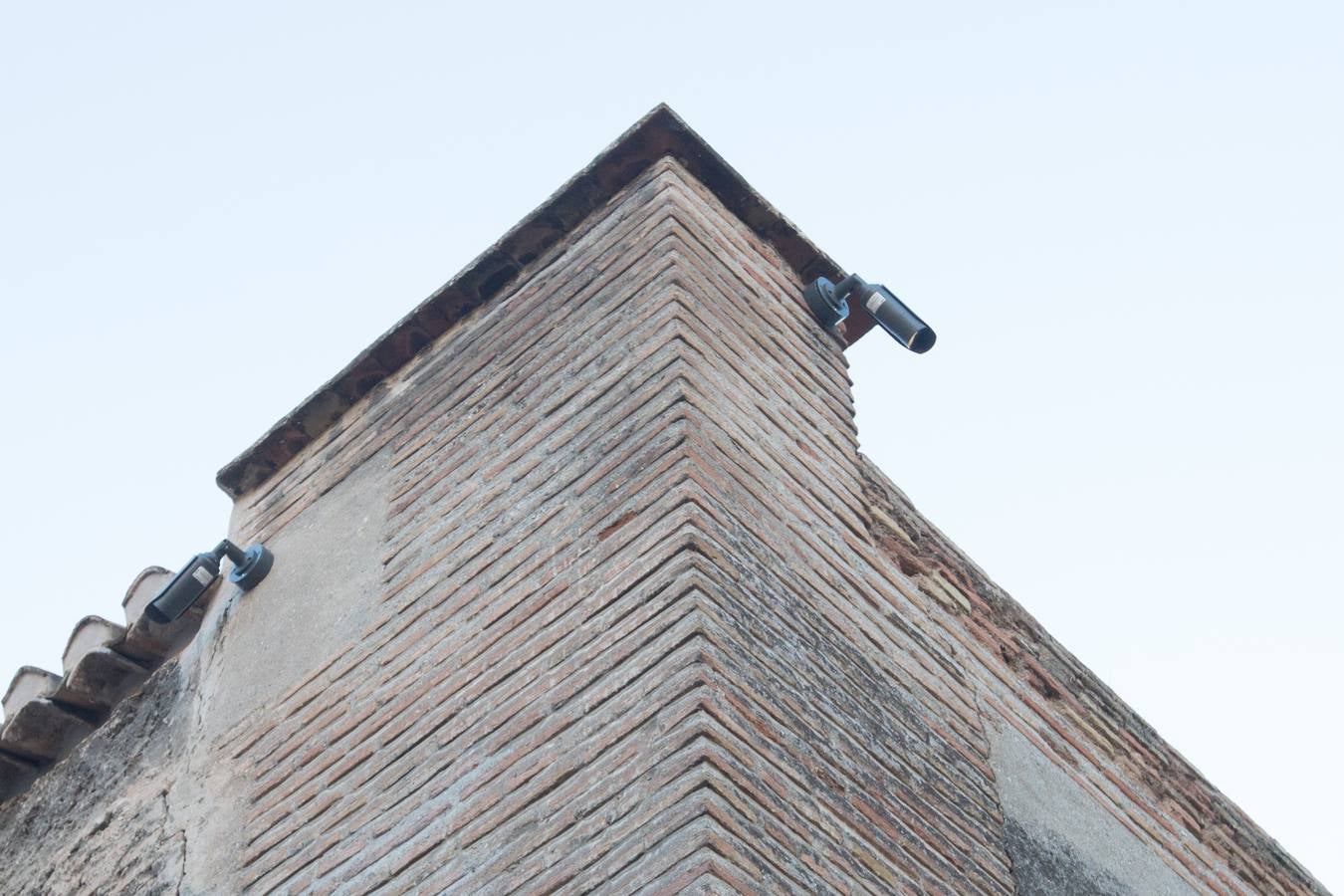 Se encuentran en pruebas y cubren las dos entradas del Arco de las Pesas, las fachadas del Aljibe del Rey y todo el perímetro del palacio de Dar Al Horra