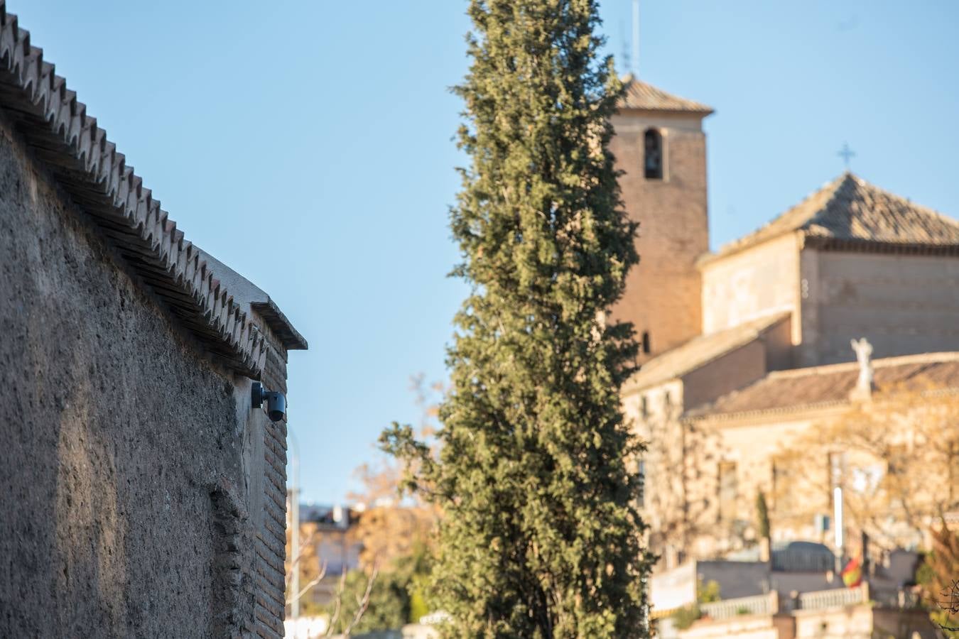 Se encuentran en pruebas y cubren las dos entradas del Arco de las Pesas, las fachadas del Aljibe del Rey y todo el perímetro del palacio de Dar Al Horra