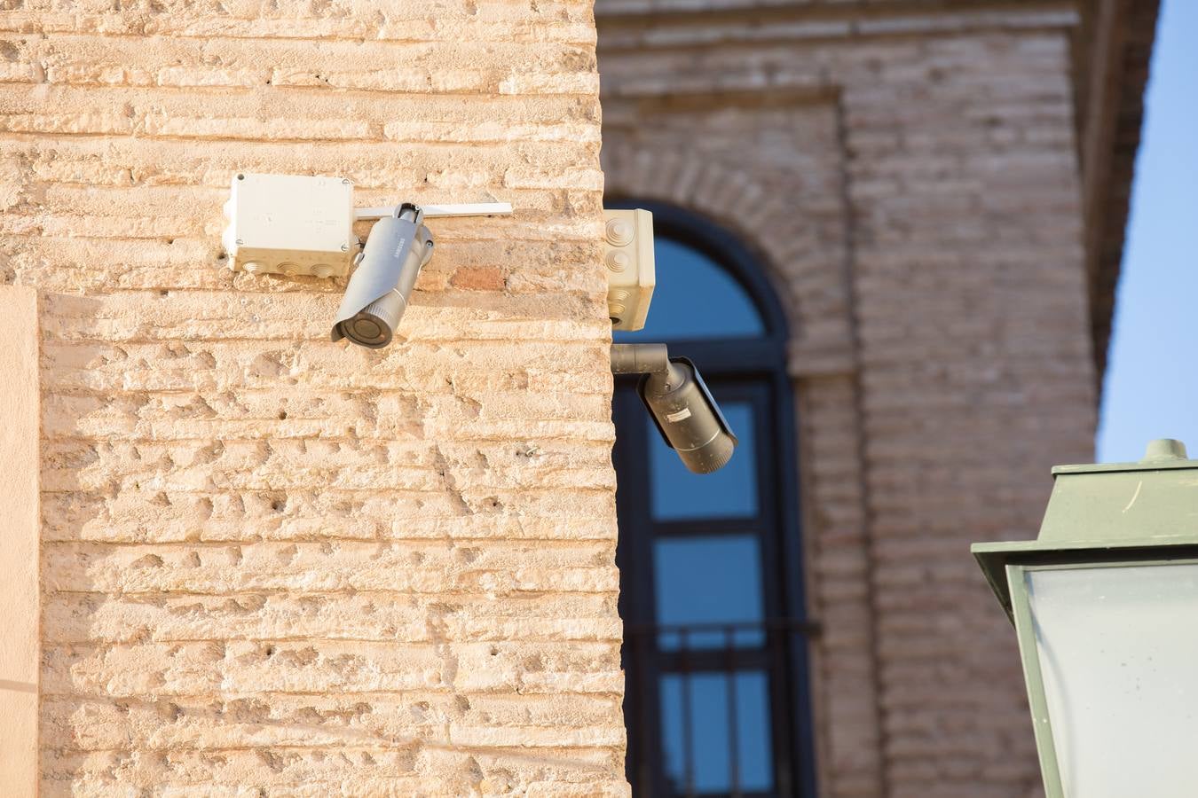 Se encuentran en pruebas y cubren las dos entradas del Arco de las Pesas, las fachadas del Aljibe del Rey y todo el perímetro del palacio de Dar Al Horra