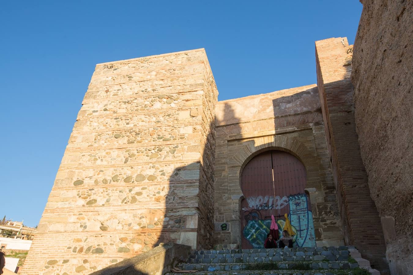 Se encuentran en pruebas y cubren las dos entradas del Arco de las Pesas, las fachadas del Aljibe del Rey y todo el perímetro del palacio de Dar Al Horra