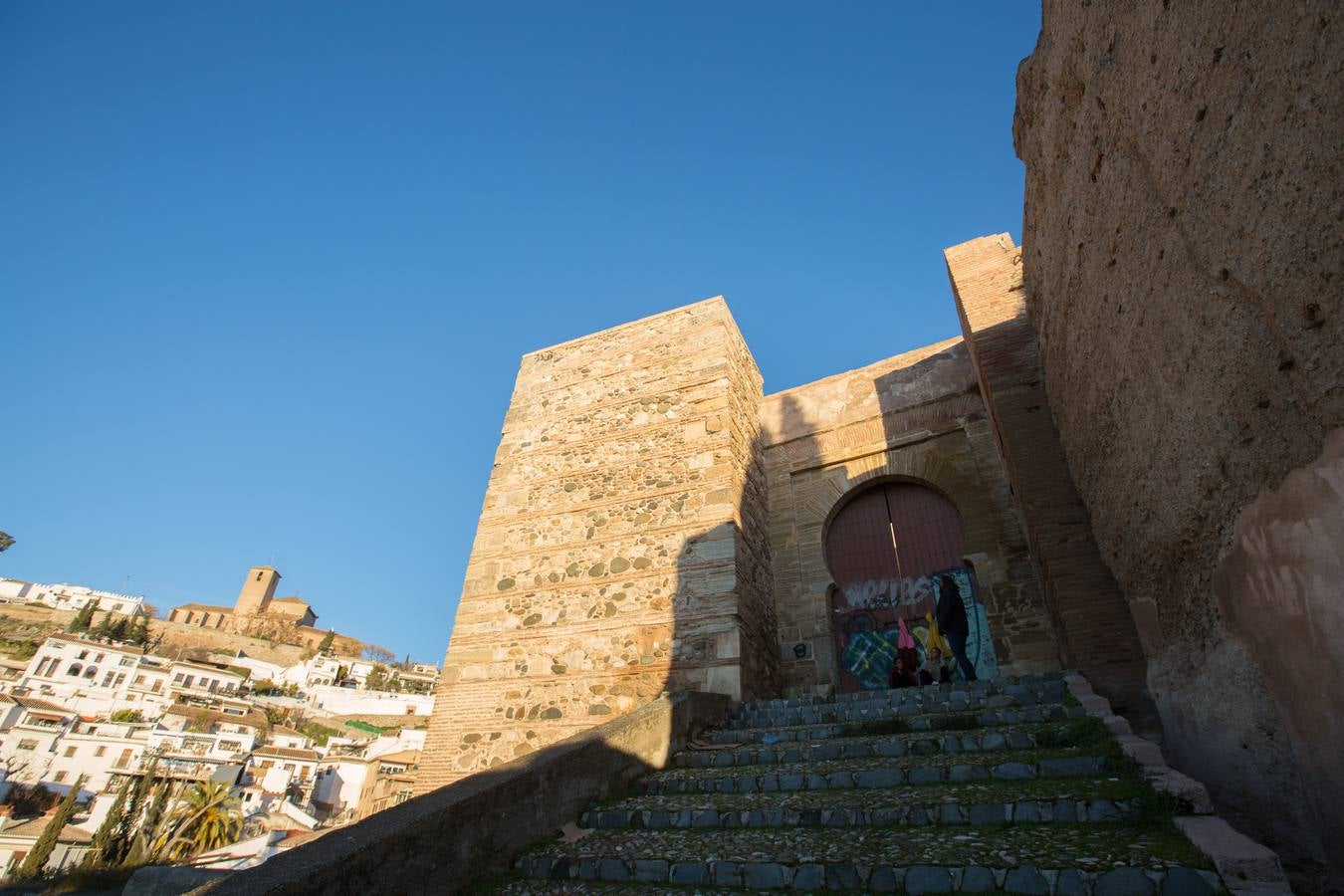 Se encuentran en pruebas y cubren las dos entradas del Arco de las Pesas, las fachadas del Aljibe del Rey y todo el perímetro del palacio de Dar Al Horra