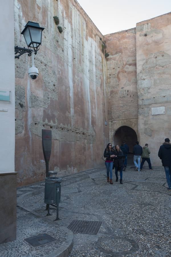 Se encuentran en pruebas y cubren las dos entradas del Arco de las Pesas, las fachadas del Aljibe del Rey y todo el perímetro del palacio de Dar Al Horra