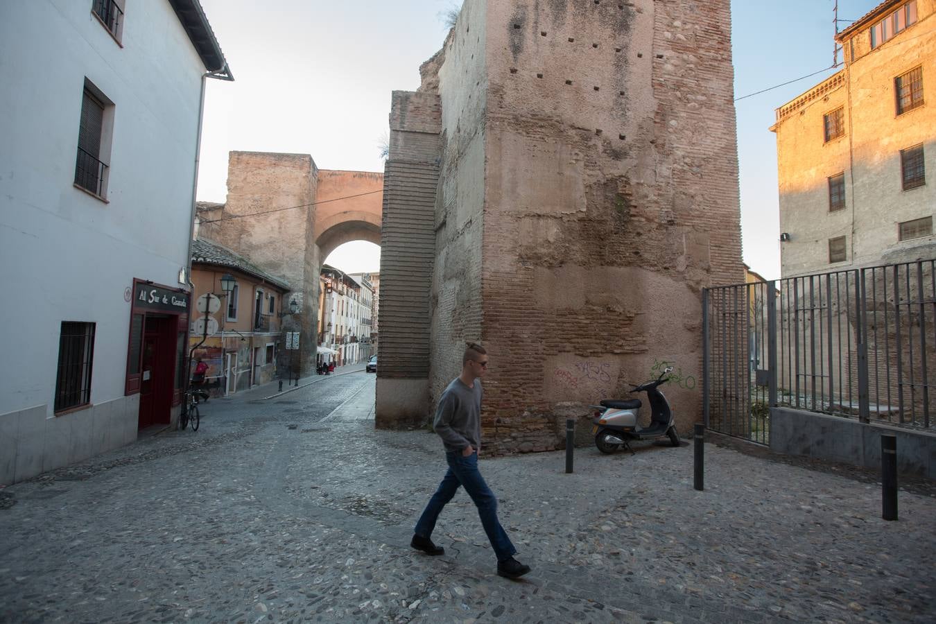 Se encuentran en pruebas y cubren las dos entradas del Arco de las Pesas, las fachadas del Aljibe del Rey y todo el perímetro del palacio de Dar Al Horra