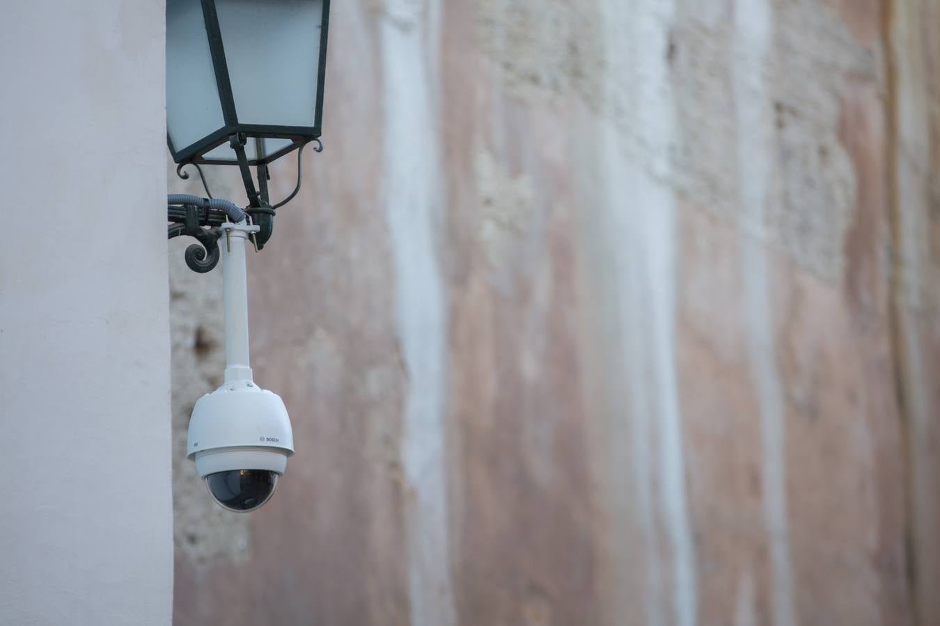 Se encuentran en pruebas y cubren las dos entradas del Arco de las Pesas, las fachadas del Aljibe del Rey y todo el perímetro del palacio de Dar Al Horra