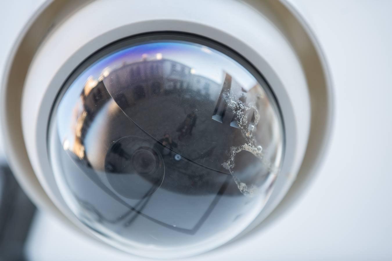 Se encuentran en pruebas y cubren las dos entradas del Arco de las Pesas, las fachadas del Aljibe del Rey y todo el perímetro del palacio de Dar Al Horra