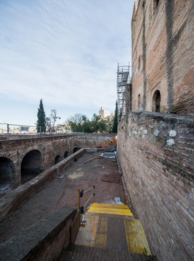 Los investigadores han descubierto restos de decoración del siglo XV en una de las estancias de la torre del homenaje