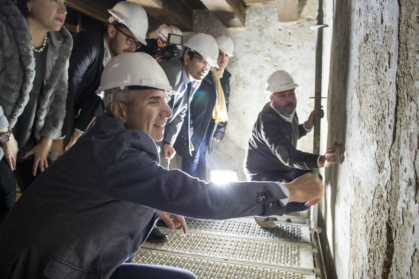 Los investigadores han descubierto restos de decoración del siglo XV en una de las estancias de la torre del homenaje