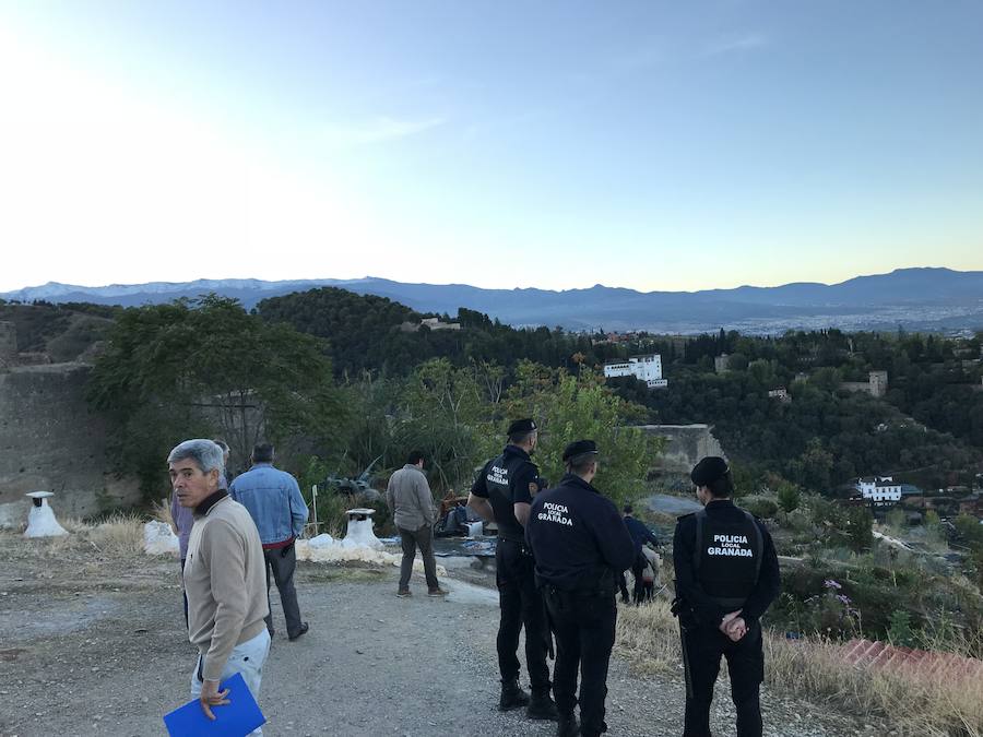 El área de Urbanismo ha hecho una amplia inspección de las cuevas de San Miguel y ha detectado todo tipo de obras ilegales. Desde patios enlosados, a cubiertas de tejas rojas, o caminos de baldosas por el cerro. El Ayuntamiento ha dado un plazo de dos meses a los ocupantes para que restauren la legalidad y dejen las cuevas en su estado original. El equipo de gobierno municipal ha anunciado también que iniciarán el trámite para desalojar a los ocupantes ilegales. 