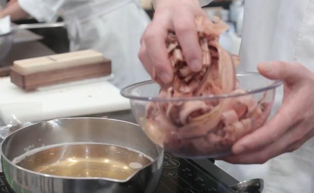 Un cocinero, en el 'stand' de Japón.