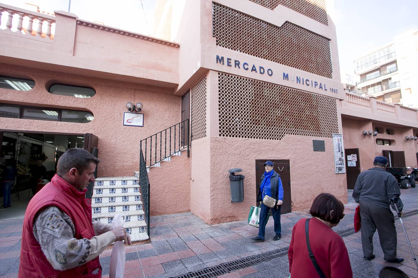 Tras cinco años en vilo, el anuncio de que el edificio tirará para construir uno nuevo caldea los ánimos de los comerciantes