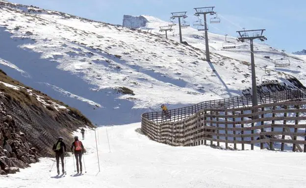 Sierra Nevada habilita el primer itinerario de esquí de montaña de la estación