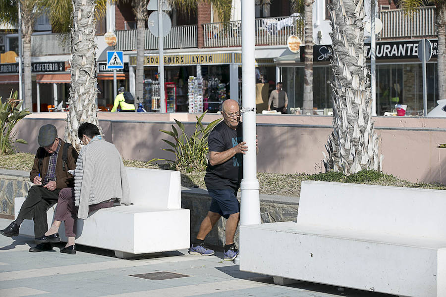 Hoy, los extranjeros y los más afortunados, han podido disfrutar de las playas del litoral granadino donde la jornada ha sido veraniega