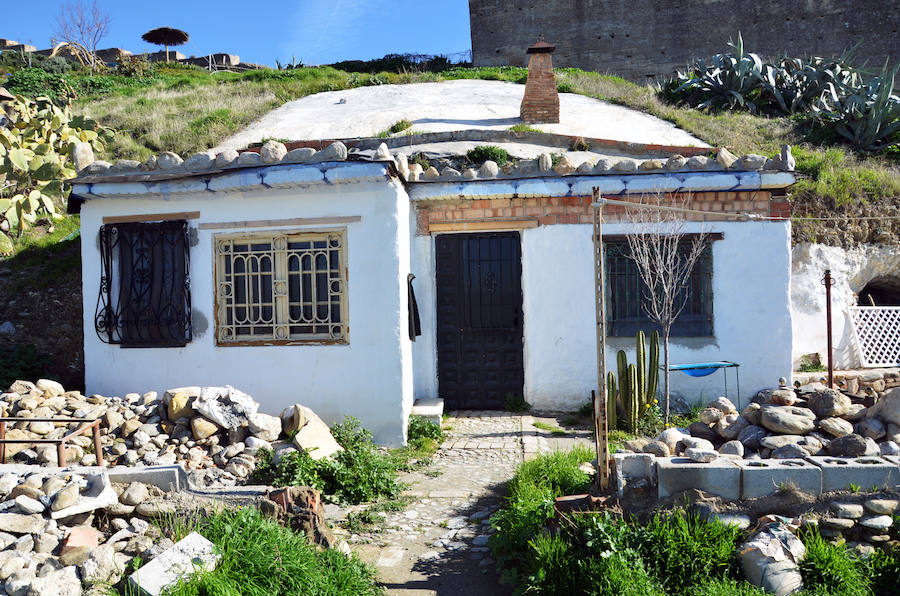 Los habitantes del cerro de San Miguel, con y sin documentación en regla de sus cuevas defienden la particularidad de la zona