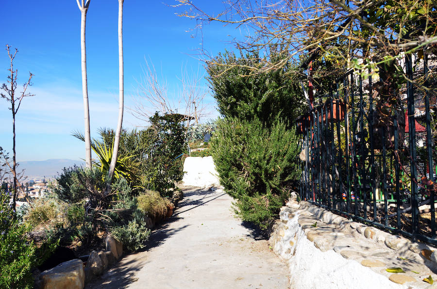 Los habitantes del cerro de San Miguel, con y sin documentación en regla de sus cuevas defienden la particularidad de la zona