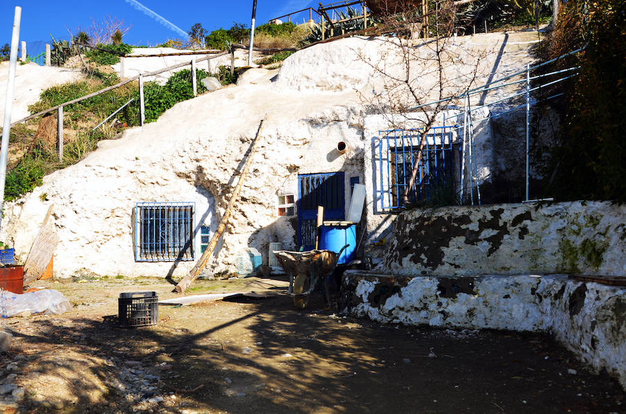 Los habitantes del cerro de San Miguel, con y sin documentación en regla de sus cuevas defienden la particularidad de la zona