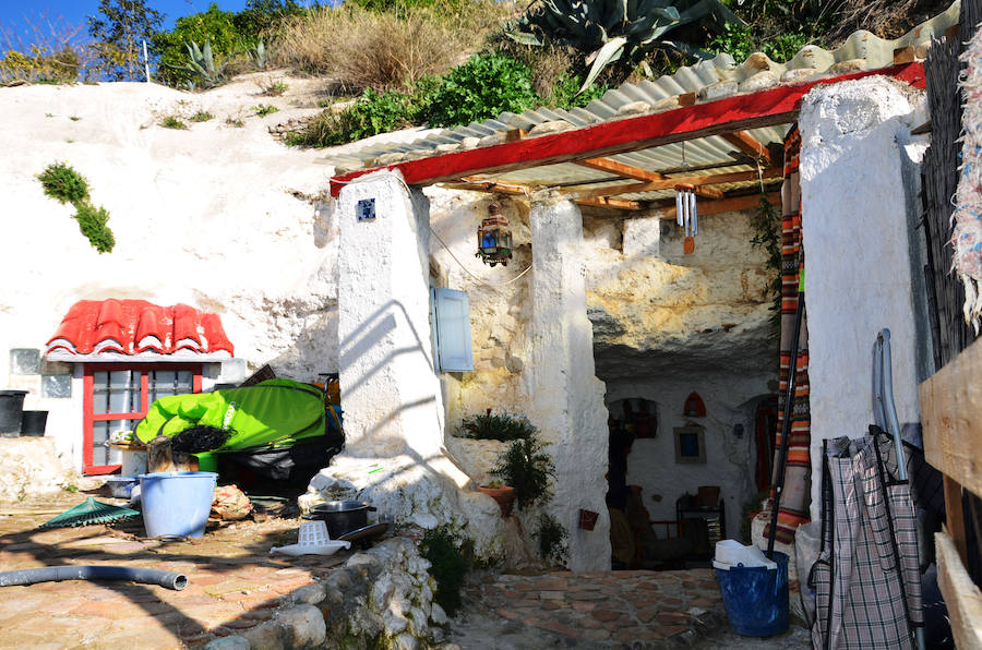 Los habitantes del cerro de San Miguel, con y sin documentación en regla de sus cuevas defienden la particularidad de la zona