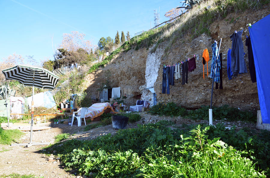 Los habitantes del cerro de San Miguel, con y sin documentación en regla de sus cuevas defienden la particularidad de la zona