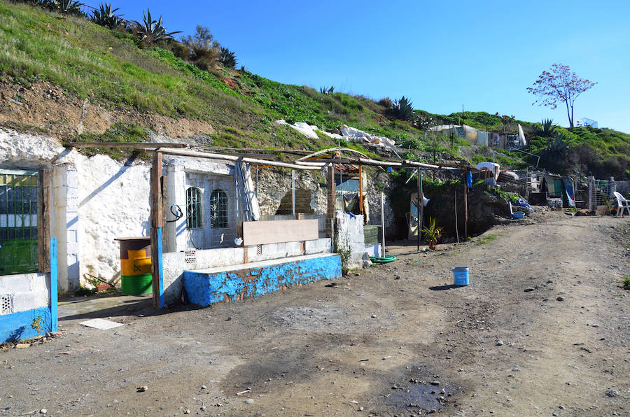 Los habitantes del cerro de San Miguel, con y sin documentación en regla de sus cuevas defienden la particularidad de la zona