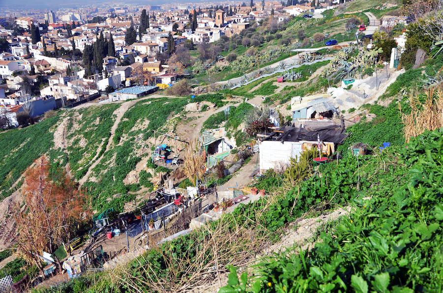 Los habitantes del cerro de San Miguel, con y sin documentación en regla de sus cuevas defienden la particularidad de la zona