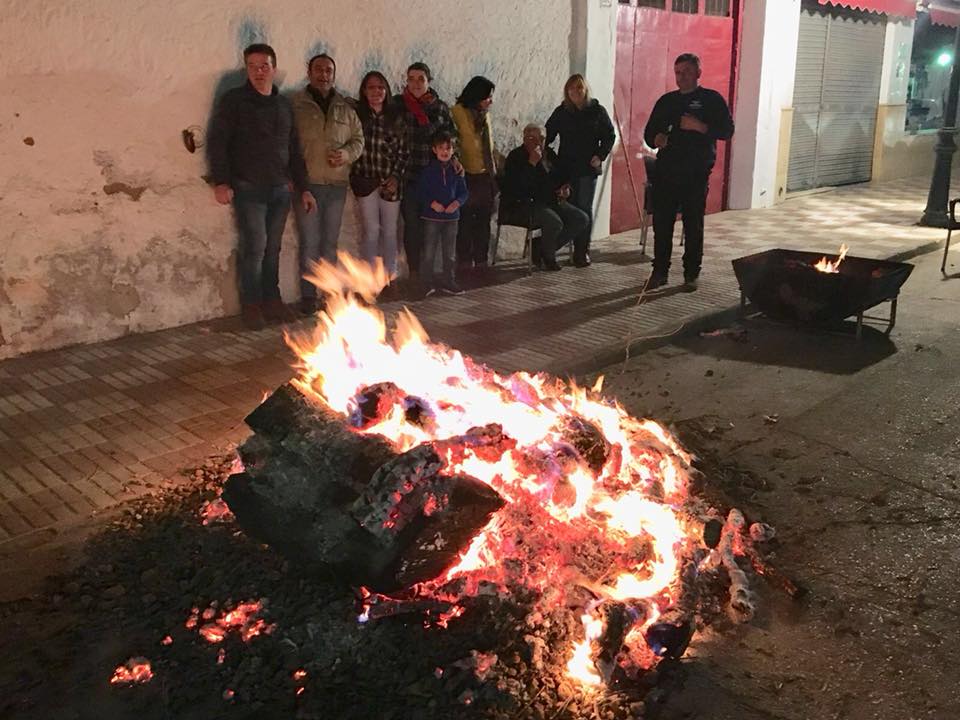 La localidad de la sierra celebró con hogueras y actos religiosos la festividad de su patrona, la Virgen de la Paz