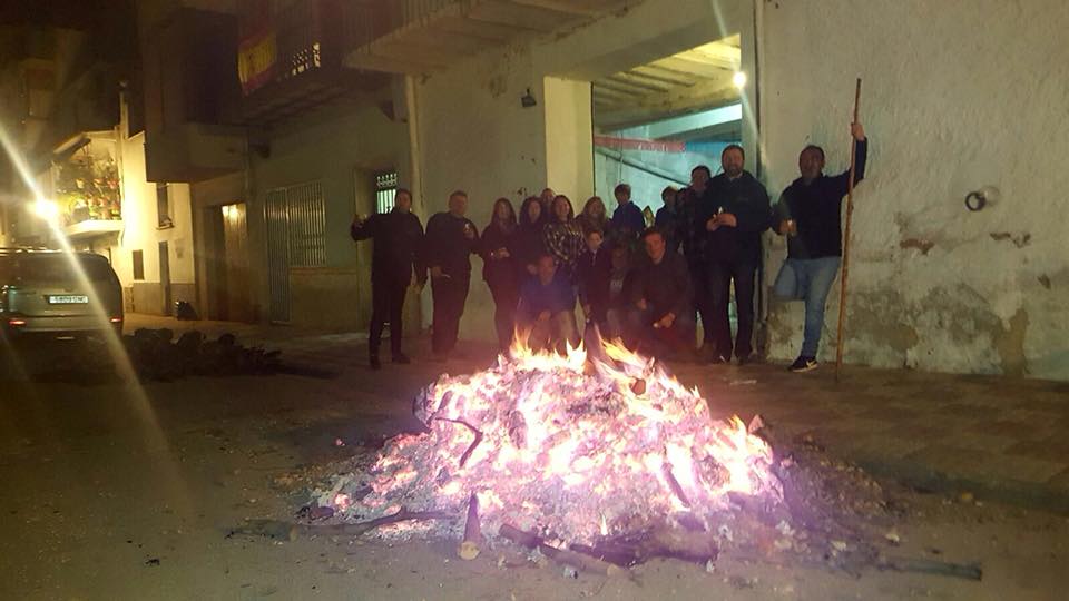 La localidad de la sierra celebró con hogueras y actos religiosos la festividad de su patrona, la Virgen de la Paz