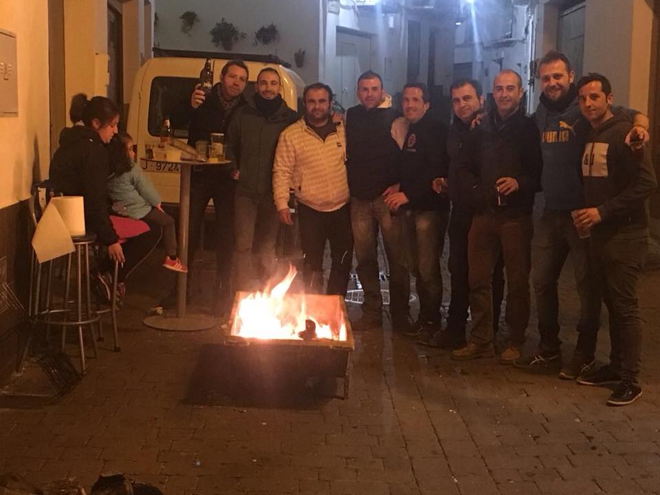 La localidad de la sierra celebró con hogueras y actos religiosos la festividad de su patrona, la Virgen de la Paz