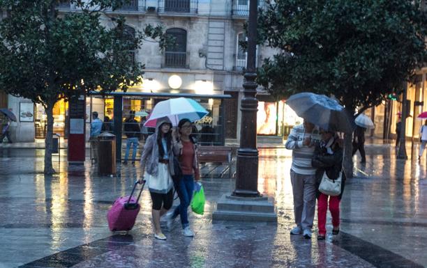 Lluvia en la tarde del jueves en vísperas de un 'bajón' de temperaturas en Granada