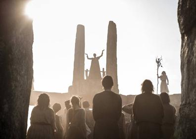 Imagen secundaria 1 - Diversas escenas de la primera temporada de 'Britannia' (2017) protagonizadas por Mackenzie Crook, Kelly Reilly, Nikolaj Lie Kaas y Eleanor Worthingont-Cox.