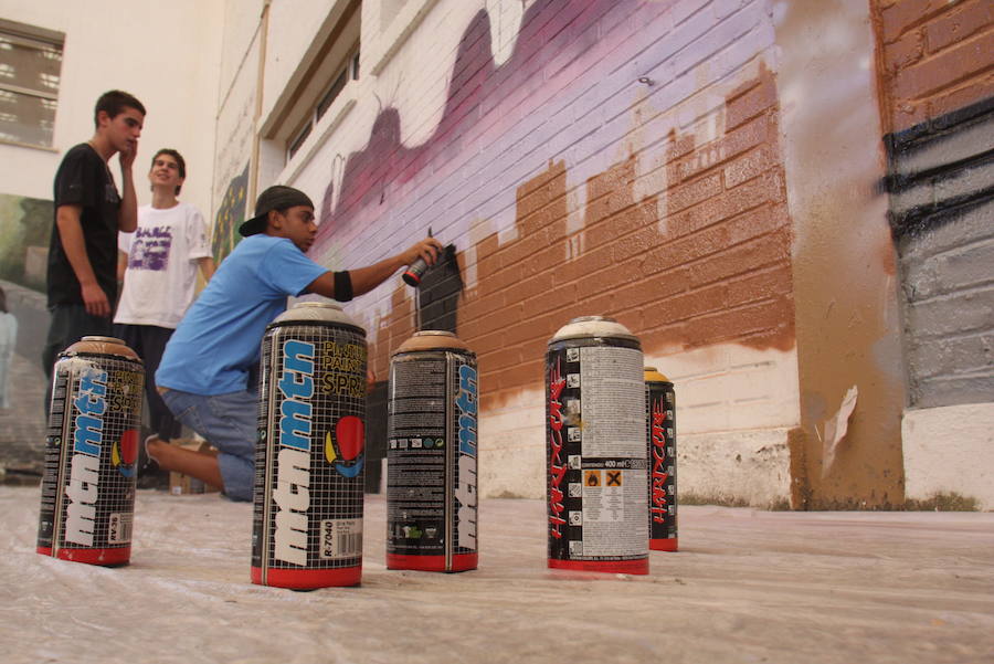 A lo largo de la última década, la capital de la provincia de Granada ha gastado más de un millón y medio de euros en su 'guerra' contra las pintadas. Más de cine personas han sido detenidas por pintar en monumentos declarados como Bien de Interés Cultural (BIC), aunque esta práctica de arte urbano también ha servido en muchas ocasiones a fines socialmente positivos