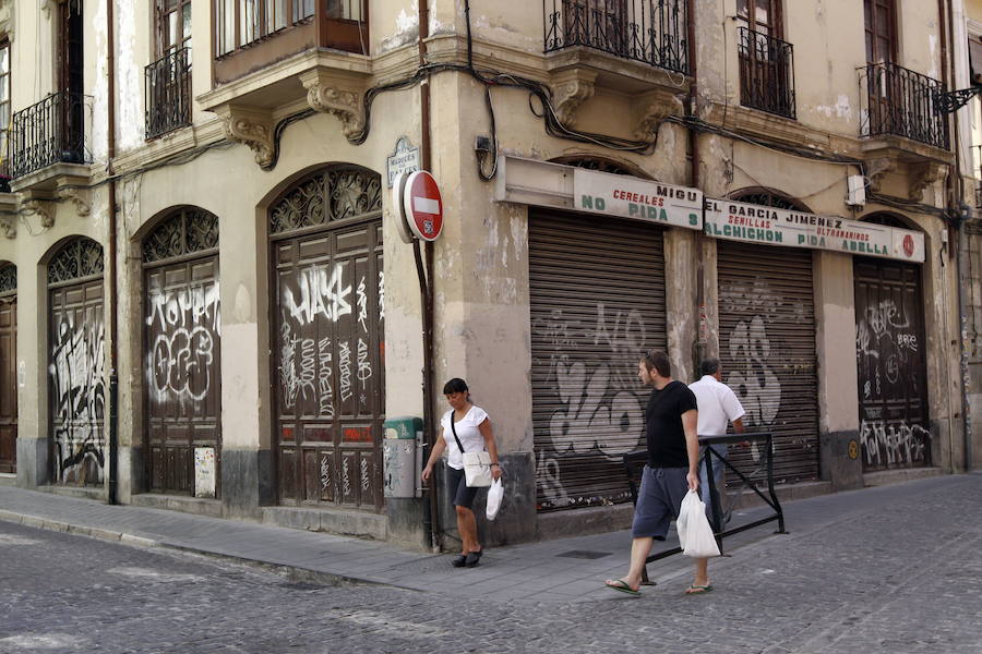 A lo largo de la última década, la capital de la provincia de Granada ha gastado más de un millón y medio de euros en su 'guerra' contra las pintadas. Más de cine personas han sido detenidas por pintar en monumentos declarados como Bien de Interés Cultural (BIC9, aunque esta práctica de arte urbano también ha servido en muchas ocasiones a fines socialmente positivos