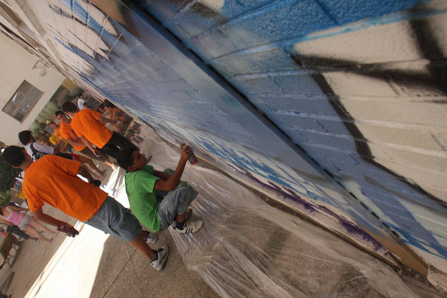 A lo largo de la última década, la capital de la provincia de Granada ha gastado más de un millón y medio de euros en su 'guerra' contra las pintadas. Más de cine personas han sido detenidas por pintar en monumentos declarados como Bien de Interés Cultural (BIC9, aunque esta práctica de arte urbano también ha servido en muchas ocasiones a fines socialmente positivos