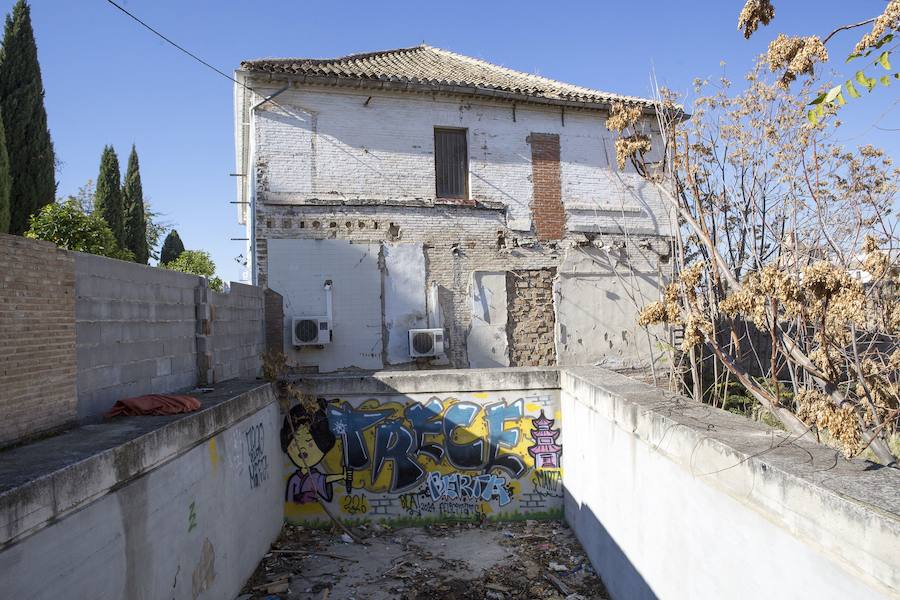 A lo largo de la última década, la capital de la provincia de Granada ha gastado más de un millón y medio de euros en su 'guerra' contra las pintadas. Más de cine personas han sido detenidas por pintar en monumentos declarados como Bien de Interés Cultural (BIC9, aunque esta práctica de arte urbano también ha servido en muchas ocasiones a fines socialmente positivos