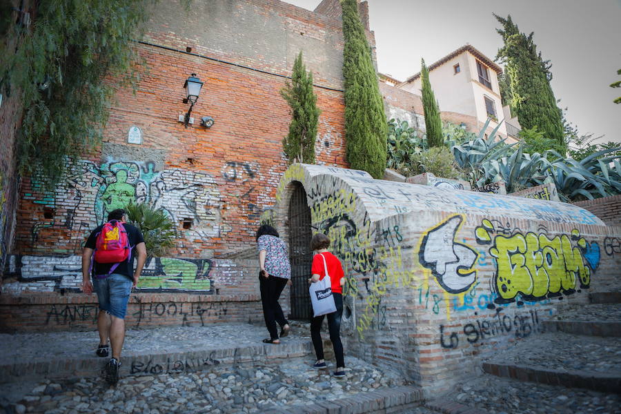 A lo largo de la última década, la capital de la provincia de Granada ha gastado más de un millón y medio de euros en su 'guerra' contra las pintadas. Más de cine personas han sido detenidas por pintar en monumentos declarados como Bien de Interés Cultural (BIC9, aunque esta práctica de arte urbano también ha servido en muchas ocasiones a fines socialmente positivos