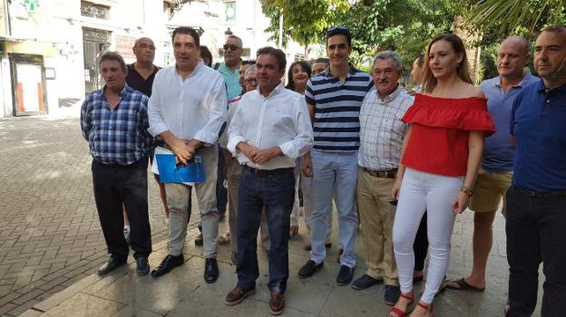 Miguel Moreno (centro), con alcaldes y concejales del sector crítico, en agosto del año pasado.