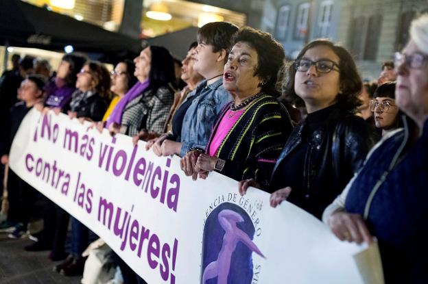 Manifestantes en la concentración el lunes del Foro contra la violencia de género de Tenerife.