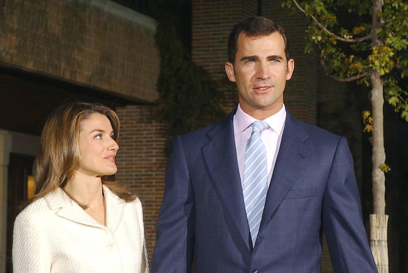 1 de enero de 2003. La Casa Real anuncia inesperadamente el compromiso matrimonial del Príncipe y la periodista Letizia Ortiz. 