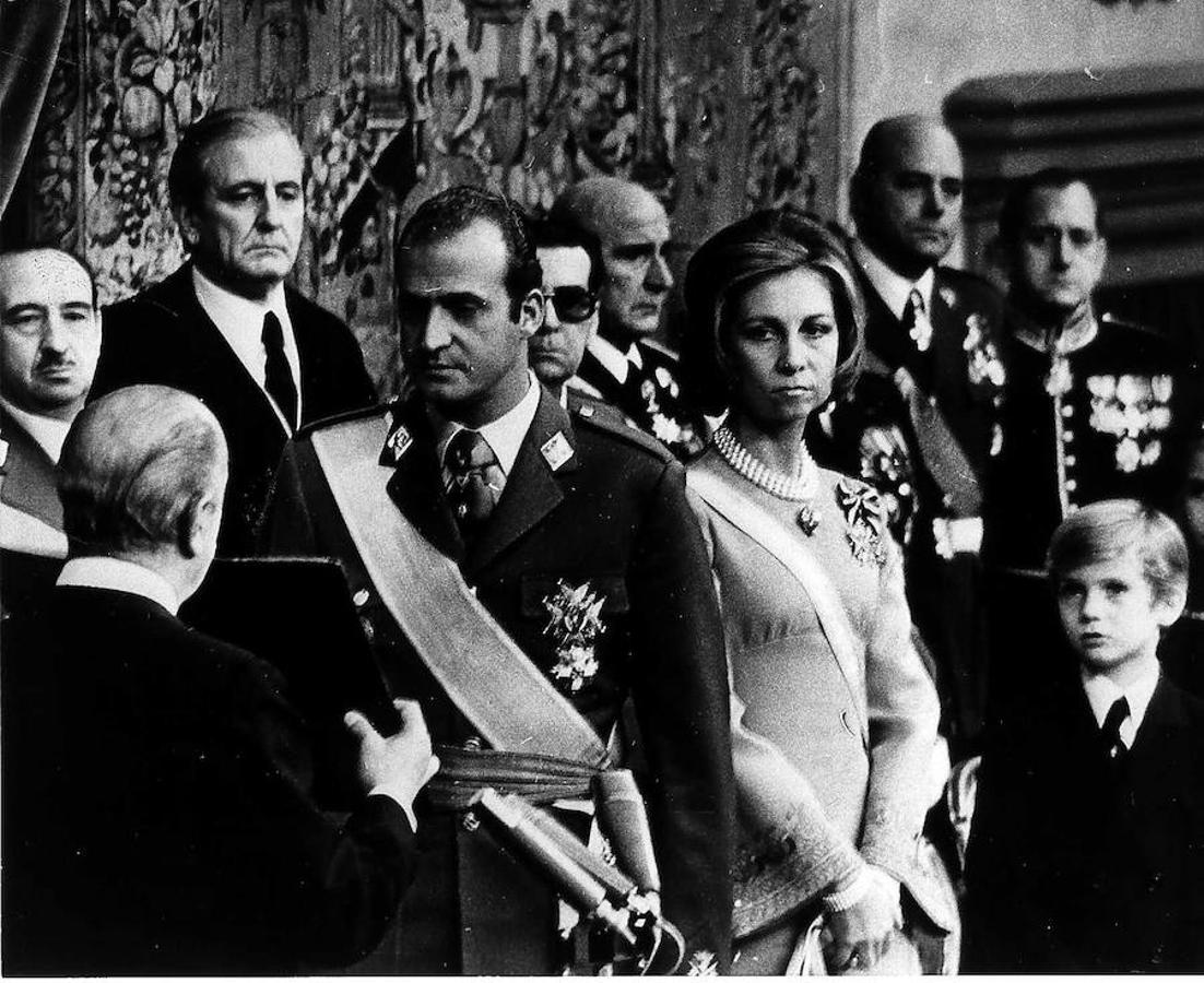 22 de noviembre de 1975. El día de la proclamación como rey de su padre, se convierte oficialmente en heredero a la Corona. 
