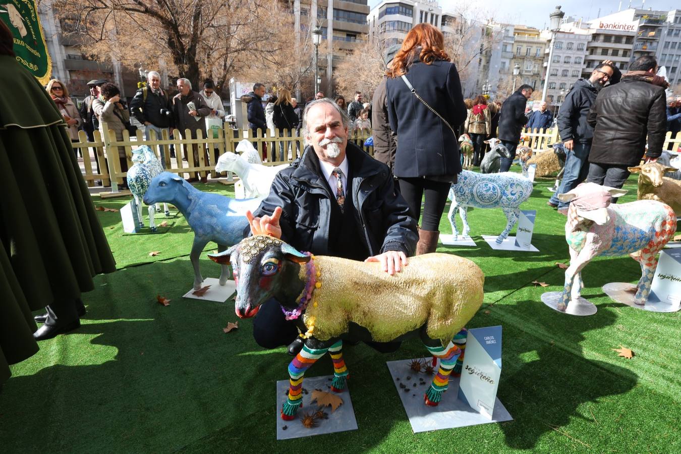 Exposición de más de 20 esculturas de fibra de vidrio en tamaño natural de corderos diseñadas por el escultor Miguel Moreno y decoradas por artistas, una muestra en Puerta Real