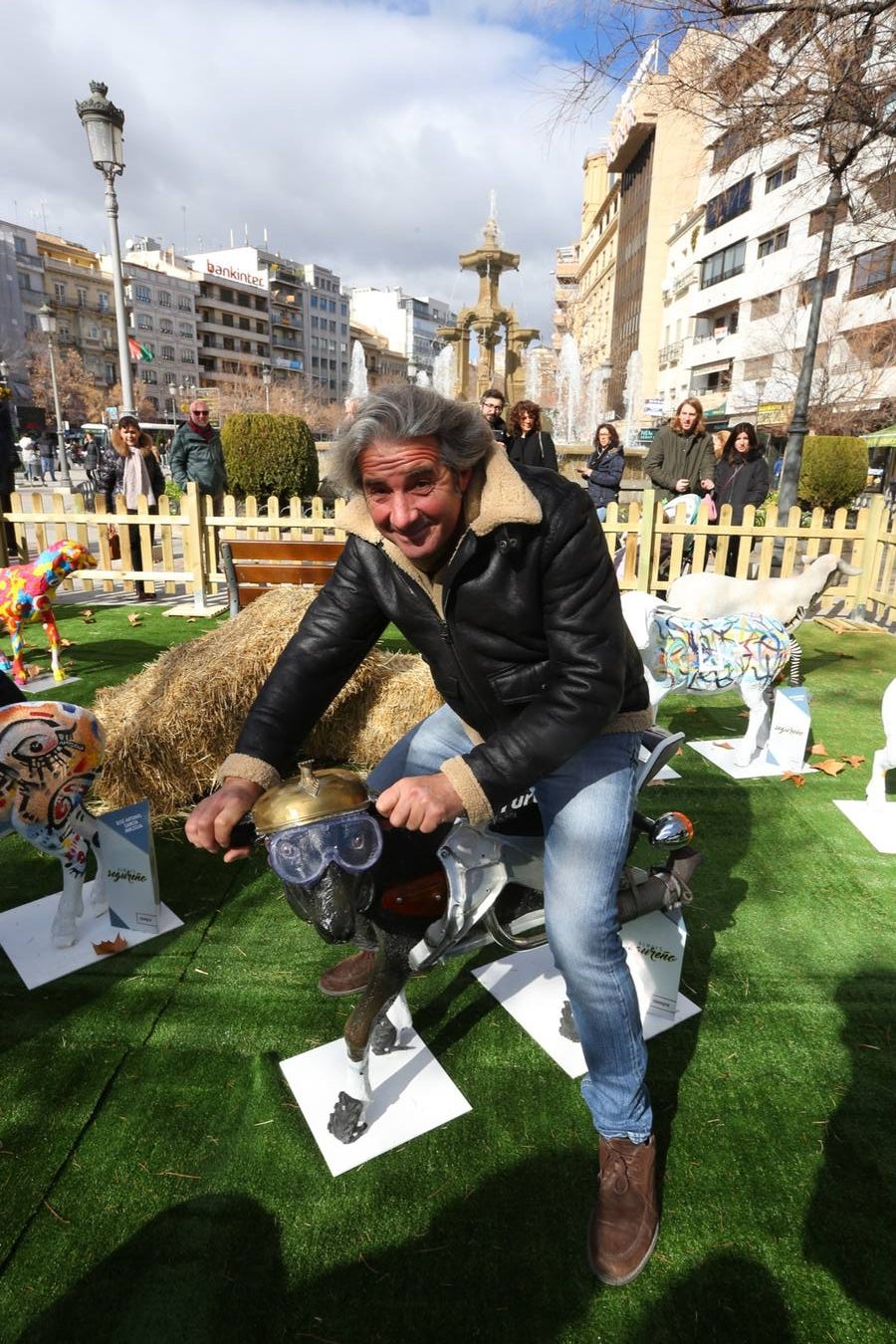 Exposición de más de 20 esculturas de fibra de vidrio en tamaño natural de corderos diseñadas por el escultor Miguel Moreno y decoradas por artistas, una muestra en Puerta Real