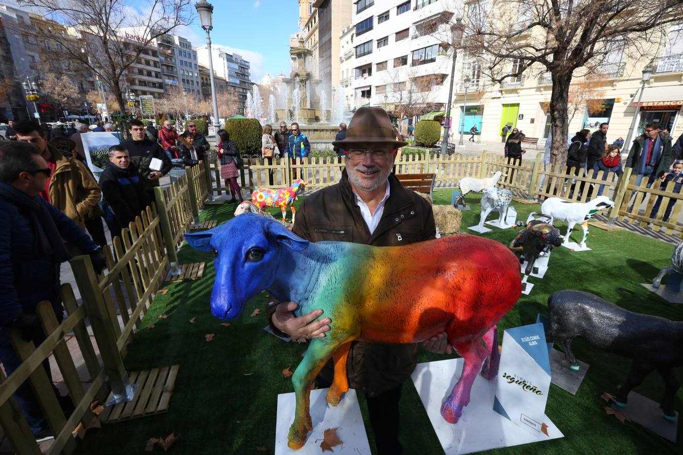 Exposición de más de 20 esculturas de fibra de vidrio en tamaño natural de corderos diseñadas por el escultor Miguel Moreno y decoradas por artistas, una muestra en Puerta Real