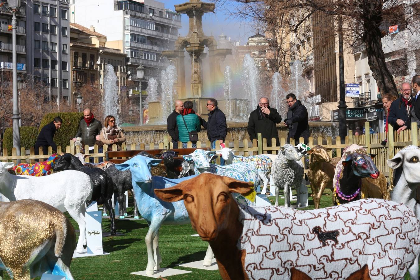 Exposición de más de 20 esculturas de fibra de vidrio en tamaño natural de corderos diseñadas por el escultor Miguel Moreno y decoradas por artistas, una muestra en Puerta Real